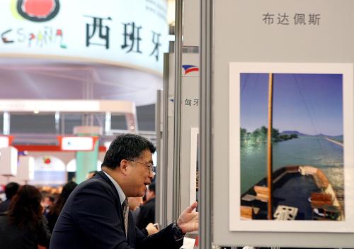 11月20日,在歐洲國家展區(qū),客商在與參展商洽談。新華社記者劉穎攝