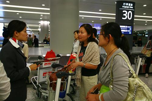 11月30日,客運(yùn)人員為旅客解決轉(zhuǎn)機(jī)問(wèn)題。當(dāng)日,上海航空公司飛機(jī)從泰國(guó)烏塔堡機(jī)場(chǎng)接回219名滯留泰國(guó)的中國(guó)旅客,于6時(shí)40分順利抵達(dá)上海浦東機(jī)場(chǎng)。新華社發(fā)(夏本建 攝)
