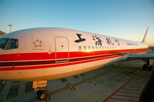 11月30日拍攝的接回滯留旅客的上海航空波音767飛機(jī)。新華社發(fā)(夏本建 攝)