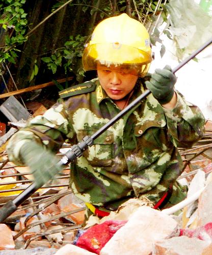 12月23日,“2008中國(guó)消防英雄”評(píng)選活動(dòng)頒獎(jiǎng)儀式在北京公安部消防局舉行。圖為黃建平生前在救災(zāi)現(xiàn)場(chǎng)。新華社 發(fā)