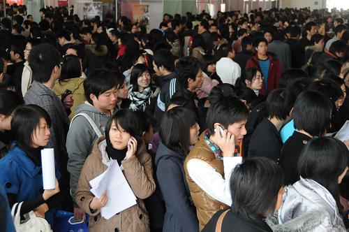 1月17日,招聘會(huì)現(xiàn)場(chǎng)人潮涌動(dòng)。當(dāng)日,福建省人事部門在福州舉行2009年首場(chǎng)大型高校畢業(yè)生招聘大會(huì)。據(jù)介紹,參加此次招聘的550多家用人單位共提供2.1萬(wàn)個(gè)就業(yè)崗位,預(yù)計(jì)前來(lái)應(yīng)聘的大中專畢業(yè)生接近8萬(wàn)人。新華社記者 來(lái)建強(qiáng) 攝