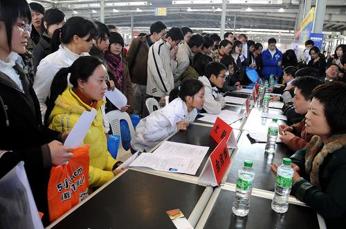 1月17日,前來(lái)應(yīng)聘的學(xué)生在招聘咨詢臺(tái)前咨詢就業(yè)信息。新華社記者 來(lái)建強(qiáng) 攝