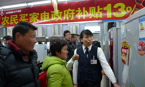 2月1日,一名售貨員在南京高淳縣向農(nóng)村消費(fèi)者介紹家電下鄉(xiāng)指定產(chǎn)品。當(dāng)日,江蘇省“家電下鄉(xiāng)”工作正式啟動。從即日起,凡江蘇省農(nóng)村居民,持本人身份證到指定銷售網(wǎng)點(diǎn)購買家電下鄉(xiāng)指定產(chǎn)品,可享受產(chǎn)品銷售價(jià)13%的財(cái)政資金補(bǔ)貼。新華社記者 姜帆 攝