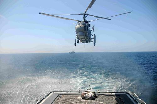 直升機(jī)將補(bǔ)給物資送到“武漢”號(hào)軍艦(1月31日攝)。當(dāng)?shù)貢r(shí)間1月31日,中國(guó)商船“新非洲”號(hào)為中國(guó)海軍護(hù)航編隊(duì)送來(lái)新鮮蔬菜和水果,“武漢”號(hào)軍艦出動(dòng)直升機(jī)進(jìn)行補(bǔ)給,這也是海軍護(hù)航編隊(duì)出海以來(lái)首次進(jìn)行垂直補(bǔ)給。新華社記者朱鴻亮攝