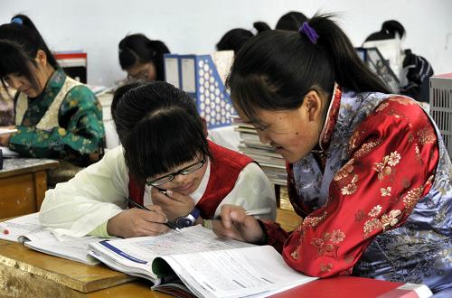 3月10日,營口市第四高級中學(xué)西藏班學(xué)生瓊拉(右)與丹增卓瑪在語文課上。遼寧省營口市第四高級中學(xué)是國家級重點中等專業(yè)學(xué)校,1989年設(shè)立西藏中專班,開設(shè)英語導(dǎo)游、日語導(dǎo)游、會計審計、計算機等專業(yè),至今已為西藏培養(yǎng)了480名擁有各種專業(yè)技能的人才。學(xué)校為西藏學(xué)生提供了最好的學(xué)習(xí)生活條件,西藏學(xué)生在這里愉快地學(xué)習(xí)生活,健康快樂地成長。新華社記者 張小龍攝