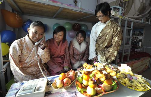 3月10日,營口市第四高級中學(xué)西藏班學(xué)生格桑單嘎在宿舍與西藏的家人通話。新華社記者 張小龍 攝