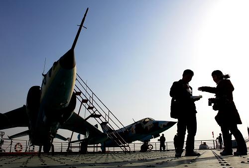 3月14日,兩位游客在航空母艦主題公園的甲板上準(zhǔn)備拍照留念。新華社記者王頌攝