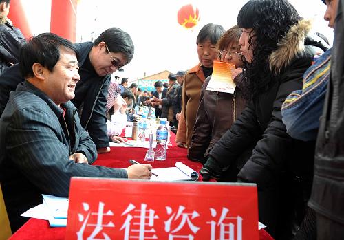 3月15日,呼和浩特市消費維權(quán)下鄉(xiāng)服務(wù)隊工作人員在毫沁營鎮(zhèn)討思浩村為農(nóng)民提供法律咨詢。當(dāng)日,內(nèi)蒙古自治區(qū)各地工商、消協(xié)等單位聯(lián)合舉辦形式多樣的“3·15”國際消費者權(quán)益日宣傳咨詢服務(wù)活動。呼和浩特市聯(lián)合消費者協(xié)會、農(nóng)牧、衛(wèi)生、司法等八家協(xié)作單位組成消費維權(quán)下鄉(xiāng)服務(wù)隊,分批深入轄區(qū)邊遠鄉(xiāng)村,把維權(quán)服務(wù)送到基層農(nóng)牧民的家門口。新華社記者張領(lǐng)攝