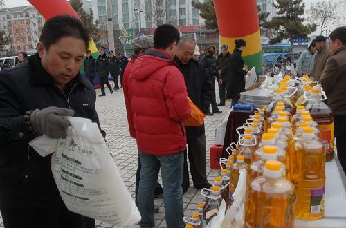 3月15日,通遼市市民在“3·15”宣傳活動(dòng)上觀看偽劣產(chǎn)品展示。當(dāng)日,內(nèi)蒙古自治區(qū)各地工商、消協(xié)等單位聯(lián)合舉辦形式多樣的“3·15”國(guó)際消費(fèi)者權(quán)益日宣傳咨詢(xún)服務(wù)活動(dòng)。新華社發(fā)(郝曦暉攝)