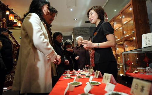 3月15日,北京老舍茶館工作人員向市民介紹茶葉購(gòu)買(mǎi)和存放常識(shí)。 當(dāng)日,老字號(hào)商鋪云集的北京市宣武區(qū)在大柵欄、琉璃廠、牛街、馬連道四條主要商業(yè)街及百家商業(yè)企業(yè),開(kāi)展百店促銷(xiāo)活動(dòng)暨“3·15”國(guó)際消費(fèi)者權(quán)益日服務(wù)活動(dòng),營(yíng)造“誠(chéng)信讓利大促銷(xiāo),安全消費(fèi)民共享”的經(jīng)營(yíng)購(gòu)物環(huán)境。新華社記者 張旭 攝