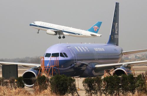 3月15日,暫停運(yùn)營(yíng)的東星航空公司的飛機(jī)(藍(lán)色)停在武漢天河國(guó)際機(jī)場(chǎng)。應(yīng)武漢市人民政府請(qǐng)求,民航中南地區(qū)管理局決定自3月15日零時(shí)起,暫停東星航空公司航線航班經(jīng)營(yíng)許可。民航中南地區(qū)管理局已緊急協(xié)調(diào)相關(guān)航空公司臨時(shí)代飛及旅客的退票、改簽等事宜,盡量不給旅客出行帶來(lái)太大影響。據(jù)武漢市交通委員會(huì)有關(guān)負(fù)責(zé)人介紹,這次東星航空公司航班停飛,是由于該公司欠債太多無(wú)力償還、公司內(nèi)部管理薄弱等原因引起的。新華社發(fā)