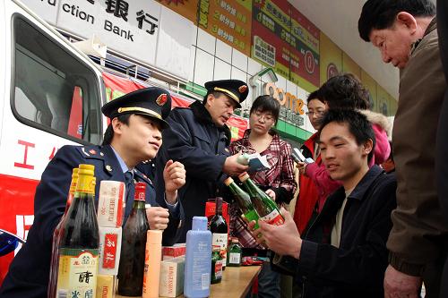 3月15日,北京市工商局西城分局工作人員在商業(yè)區(qū)為消費(fèi)者答疑解惑。當(dāng)日,北京工商管理人員就消費(fèi)者如何樹(shù)立科學(xué)、健康、合理、文明的消費(fèi)理念,不斷提高自我保護(hù)意識(shí)和能力開(kāi)展咨詢(xún)服務(wù)。新華社記者 張旭攝