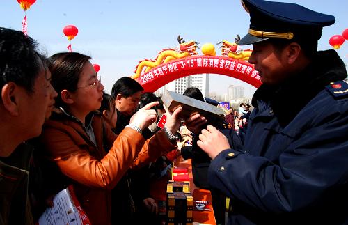 3月15日,工商執(zhí)法人員在活動(dòng)現(xiàn)場(chǎng)為市民講解辨別假貨常識(shí)。當(dāng)日,由青海省消費(fèi)者協(xié)會(huì)主辦的消費(fèi)者維權(quán)大型咨詢服務(wù)活動(dòng)在西寧市舉行。新華社發(fā)(賈海元攝)