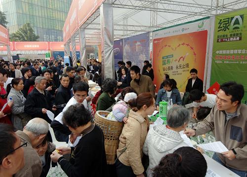 3月15日,重慶開展主題為“開心體驗(yàn),快樂消費(fèi)”的國(guó)際消費(fèi)者權(quán)益日大型主題活動(dòng),30多家消費(fèi)者評(píng)選出來(lái)的名優(yōu)企業(yè)會(huì)同當(dāng)?shù)囟鄠€(gè)職能部門一起,在讓消費(fèi)者親身體驗(yàn)名優(yōu)商品、優(yōu)質(zhì)服務(wù)的同時(shí),對(duì)消費(fèi)者合法維權(quán)、偽劣商品辨別等消費(fèi)者們關(guān)心的消費(fèi)領(lǐng)域的問題進(jìn)行集中咨詢和解答。新華社記者 劉潺 攝