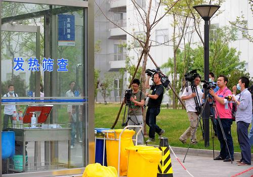 5月2日,記者在北京地壇醫(yī)院發(fā)熱篩查室外拍攝。新華社記者羅曉光攝