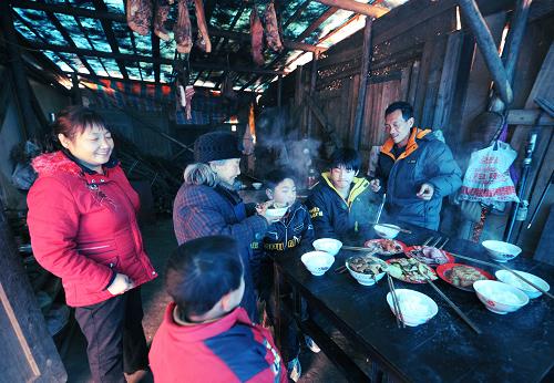 1月22日,“夾縫男孩”廖波和爸爸媽媽回到北川外婆家,吃震后第一頓團圓飯。2008年5月13日清晨6點多鐘,記者在北川中學的廢墟上,拍攝下了兩張照片:一個穿著黃色T恤、半昏迷的男孩,被夾在垮塌的教學樓預制板夾縫中,僅露出上半身;他的身邊,一個穿著藍色上衣的男孩,正為夾縫中的孩子拎著吊瓶。 照片中的兩名男孩,就是后來被人們稱作“吊瓶男孩” 和“夾縫男孩”的北川中學高一學生李陽和廖波。今年春節(jié)前夕,震后的廖波因為莫名其妙的感染,先后在綿陽、重慶和北京做了6次手術(shù),傷腿不得不一次次縮短,最后僅剩下一半大腿。5月5日,安裝了固定假肢的廖波在北川中學長虹臨時校區(qū)與李陽再次相逢?,F(xiàn)已基本康復的廖波,即將回到學校,重新開始自己的高中生活。新華社記者陳燮攝
