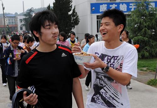 5月5日,在北川中學長虹臨時校區(qū),“吊瓶男孩”李陽(前右)和“夾縫男孩”廖波在一起。新華社記者 陳燮 攝
