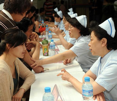 5月6日,天津醫(yī)科大學(xué)腫瘤醫(yī)院的護(hù)理專家為市民提供義務(wù)咨詢服務(wù)。當(dāng)日,天津醫(yī)科大學(xué)腫瘤醫(yī)院數(shù)百名護(hù)士舉行以“承載生命重托,恪守職業(yè)信念”為主題的“愛心服務(wù),感動(dòng)服務(wù)”系列活動(dòng),迎接5月12日國(guó)際護(hù)士節(jié)。新華社記者 楊宗友攝