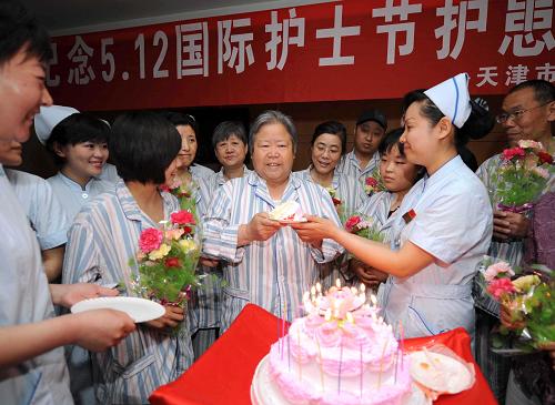 5月6日,天津醫(yī)科大學(xué)腫瘤醫(yī)院的護(hù)士為一名患者過生日。當(dāng)日,天津醫(yī)科大學(xué)腫瘤醫(yī)院數(shù)百名護(hù)士舉行以“承載生命重托,恪守職業(yè)信念”為主題的“愛心服務(wù),感動(dòng)服務(wù)”系列活動(dòng),迎接5月12日國(guó)際護(hù)士節(jié)。新華社記者 楊宗友 攝