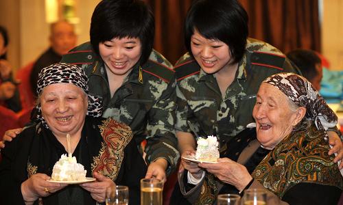 5月7日,武警邊防部隊(duì)烏魯木齊指揮學(xué)校的學(xué)員們?yōu)閮晌痪S吾爾族老媽媽送上蛋糕。當(dāng)日,武警邊防部隊(duì)烏魯木齊指揮學(xué)校的教官、學(xué)員與該市延安路老干部休養(yǎng)所的16位老媽媽開(kāi)展“愛(ài)在母親節(jié)”警民聯(lián)歡活動(dòng)。學(xué)員們?yōu)檫@些離退休老干部表演了自編自導(dǎo)的文藝節(jié)目,并為她們送來(lái)蛋糕,與老媽媽們一起迎接即將到來(lái)的“母親節(jié)”。新華社記者 趙戈 攝