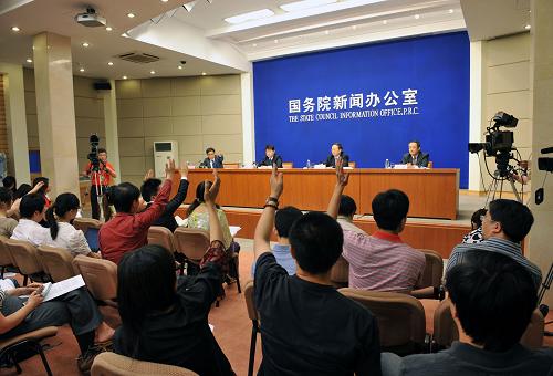 5月8日,國務(wù)院新聞辦公室在北京舉行新聞發(fā)布會(huì),國家發(fā)展和改革委員會(huì)副主任穆虹、財(cái)政部經(jīng)濟(jì)建設(shè)司司長(zhǎng)王保安和住房城鄉(xiāng)建設(shè)部城鄉(xiāng)規(guī)劃司司長(zhǎng)唐凱介紹汶川特大地震災(zāi)后恢復(fù)重建主要進(jìn)展情況。 新華社記者何俊昌 攝