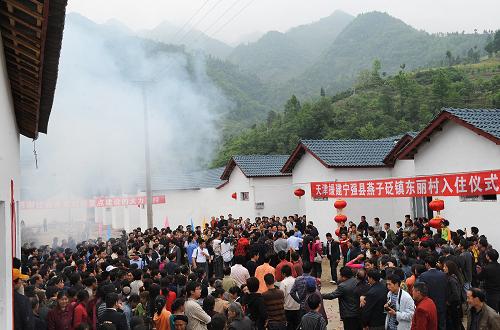 5月8日,陜西省震后最大安置點(diǎn)——寧強(qiáng)縣燕子砭鎮(zhèn)東麗村集中安置點(diǎn)迎來原廟子嶺村首批50余戶受災(zāi)群眾喜遷新居。新華社記者陶明攝