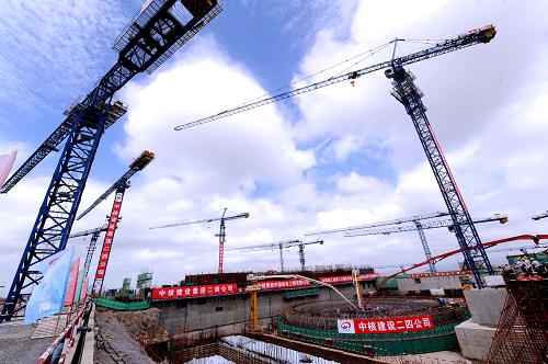 6月17日,福建福清核電站2號機組比原計劃提前3個月開工建設。福建福清核電工程是國家批準建設的重大能源工程之一,該工程規(guī)劃連續(xù)建設6臺百萬千瓦級二代改進型壓水堆核電機組,1號機組已于2008年11月21日開工建設。1、2號機組將分別于2013年11月和2014年9月建成投產。整個工程6臺機組計劃于2018年1月全面建成投產。 新華社記者 張國俊攝
