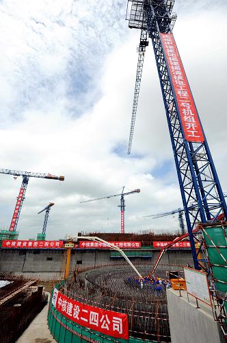 正在建設中的福建福清核電站2號機組核島反應堆廠房(6月17日攝)。 6月17日,福建福清核電站2號機組比原計劃提前3個月開工建設。福建福清核電工程是國家批準建設的重大能源工程之一,該工程規(guī)劃連續(xù)建設6臺百萬千瓦級二代改進型壓水堆核電機組,1號機組已于2008年11月21日開工建設。1、2號機組將分別于2013年11月和2014年9月建成投產。整個工程6臺機組計劃于2018年1月全面建成投產。 新華社記者 張國俊攝
