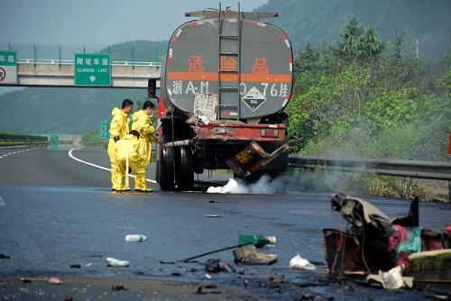 6月17日,消防隊(duì)員在事故現(xiàn)場進(jìn)行處置。 當(dāng)日上午6時(shí)40分許,浙江杭金衢高速公路義烏段后宅至上溪間發(fā)生兩車追尾事故。一輛載有28噸濃硫酸的槽罐車被追尾,造成硫酸大量泄漏。金華、義烏兩地相關(guān)單位立即啟動(dòng)緊急預(yù)案,于上午10時(shí)左右完成搶險(xiǎn)清理工作。 新華社發(fā)(時(shí)寬兵 攝)
