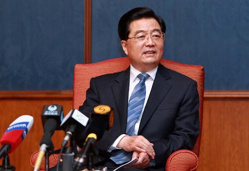 6月18日,中國國家主席胡錦濤在莫斯科接受媒體聯(lián)合采訪。 新華社記者 龐興雷攝