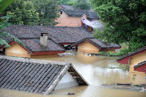 在廣西融水苗族自治縣和睦鎮(zhèn)糖廠,多數(shù)房屋被洪水淹沒(méi)(7月4日攝)。 近來(lái),我國(guó)一度呈現(xiàn)北旱南澇之勢(shì)。甘肅、內(nèi)蒙古、山西等地區(qū)滴水如金,廣西、江西、福建、湖南一帶卻暴雨成災(zāi),這種旱澇并存的局面對(duì)中國(guó)的防災(zāi)、減災(zāi)、救災(zāi)能力提出了極大考驗(yàn)。 新華社記者周華攝