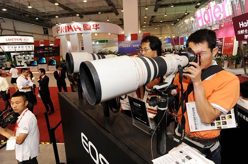 7月9日,觀眾正在體驗專業(yè)數(shù)碼相機。 當(dāng)日,2009中國國際消費電子博覽會(SINOCES)在青島開幕,1509個國際、國內(nèi)消費電子和家電企業(yè)帶來了各自最新的消費電子產(chǎn)品參展。據(jù)了解,來自全球30多個國家和地區(qū)的700多家采購商帶來了意向采購訂單,采購規(guī)模有望創(chuàng)歷屆“電博會”之最。 新華社記者李紫恒攝