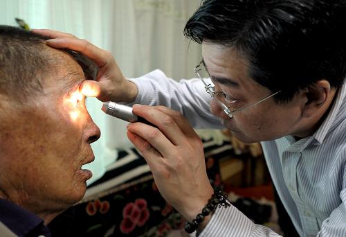 7月9日,范先群醫(yī)生在帕巴扎西家中為老人檢查眼睛。2006年,藏族老人帕巴扎西患右眼上瞼巨大腫瘤,到上海交通大學醫(yī)學院附屬第九人民醫(yī)院眼科就診,時任醫(yī)院黨委副書記的范先群醫(yī)生得知情況后,為老人安排床位,并組織全院最優(yōu)秀的醫(yī)生會診,診斷為“右眼上瞼瞼板腺癌”,老人隨即進行了手術治療。時隔三年后,范先群醫(yī)生利用進藏機會,在拉薩停留了一天時間,專程前往帕巴扎西老人的家中隨訪,了解老人手術治愈后的情況。新華社記者 普布扎西 攝