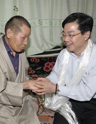 7月9日,帕巴扎西老人在家中緊緊握著范先群醫(yī)生的手表示感謝。新華社記者 普布扎西 攝