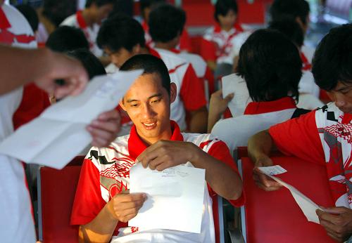 7月10日,在印度尼西亞首都雅加達(dá)蘇加諾—哈達(dá)國(guó)際機(jī)場(chǎng),獲釋的中國(guó)船員查看回國(guó)證明。新華社記者岳月偉攝