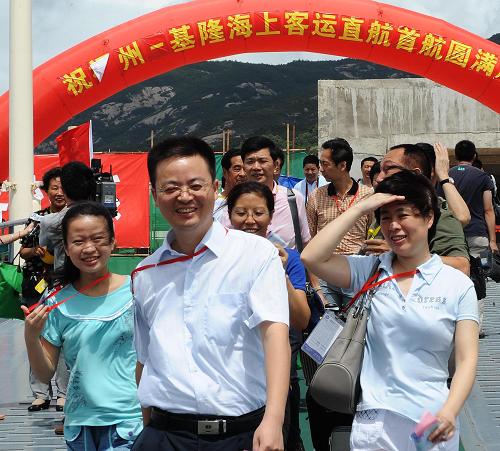 7月13日,游客在福州馬尾港登上“新金橋Ⅱ” 客滾輪。 當(dāng)天上午11時(shí),福建交通運(yùn)輸集團(tuán)“新金橋Ⅱ”豪華客滾輪載著630名旅客從福州馬尾出發(fā)直航臺(tái)灣基隆港。這是兩岸海上客滾直航福州馬尾首航,也是大陸直航臺(tái)灣本島的第一艘客輪。 新華社記者 張國(guó)俊攝
