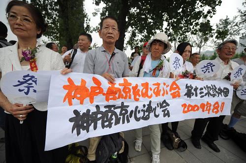 8月15日,日本“神戶南京心連心會(huì)”訪華團(tuán)成員參加在南京舉行的和平集會(huì)。 當(dāng)日是中國(guó)人民抗日戰(zhàn)爭(zhēng)勝利64周年紀(jì)念日。在這個(gè)特殊的日子里,日本和平反戰(zhàn)人士、侵華日軍南京大屠殺幸存者、南京大屠殺歷史專(zhuān)家等200多人在南京舉行和平集會(huì),悼念當(dāng)年被日軍血腥屠殺的死難者。 新華社記者 韓瑜慶 攝