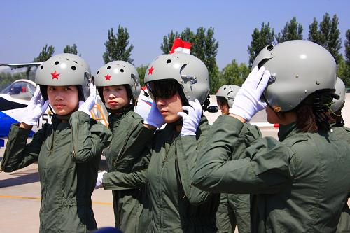 8月30日,女飛行員正在佩戴新型頭盔。 當(dāng)日,空軍首批殲擊機(jī)女飛行員更換新型飛行裝具儀式在華北某機(jī)場舉行,16名身著淺灰色全新飛行裝具的女飛行員,在藍(lán)天和新型戰(zhàn)機(jī)的映襯下,更顯飛天豪氣和當(dāng)代巾幗威武英姿。 這批新型飛行裝具,是專門為殲擊機(jī)女飛行員設(shè)計的,主要包括頭盔、面罩、抗荷服和救生衣等,是飛行員飛行訓(xùn)練、作戰(zhàn)和遇險救生的重要防護(hù)裝備。據(jù)空軍裝備部有關(guān)部門介紹,這套飛行裝具科技含量高,安全系數(shù)大,設(shè)計人性化,達(dá)到了國際先進(jìn)水平。 這次換著新型飛行裝具的16名女飛行員,是經(jīng)過基礎(chǔ)教育訓(xùn)練、初教機(jī)訓(xùn)練和高教機(jī)訓(xùn)練,加入空軍殲擊機(jī)飛行員行列的,她們將以更加豪邁的激情建功藍(lán)天。 新華社記者 查春明攝