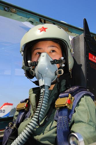 8月30日,身著新型飛行裝具的殲擊機(jī)女飛行員進(jìn)入飛機(jī)機(jī)艙。新華社記者 查春明攝
