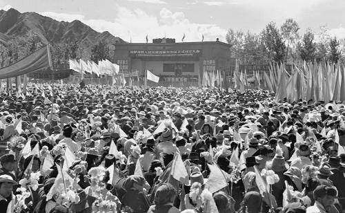 1965年9月,拉薩各界各族人民3萬多人舉行集會游行,熱烈慶祝西藏自治區(qū)成立(資料照片)。新華社 發(fā)