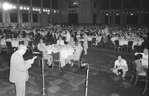 1984年6月1日,中共中央統(tǒng)戰(zhàn)部、全國人大民族委員會、國家民族事務(wù)委員會在人民大會堂聯(lián)合舉行茶話會,慶?!吨腥A人民共和國民族區(qū)域自治法》通過(資料照片)。新華社發(fā)