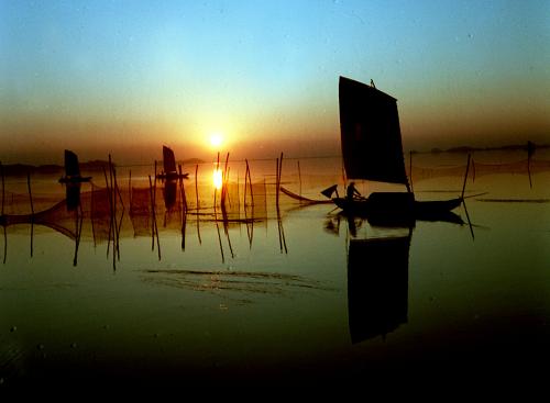 1981年1月拍攝的美麗鄱陽(yáng)湖一景。 新華社發(fā)