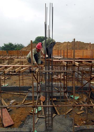 2008年8月31日,工人們?cè)诮魇∪f年縣在建污水處理廠工地作業(yè)。江西全省80個(gè)縣(市)污水處理設(shè)施建成運(yùn)營(yíng)后,可大大改善鄱陽(yáng)湖流域生態(tài)環(huán)境。 新華社發(fā)
