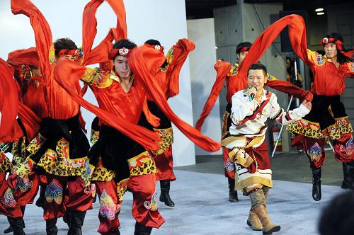 9月23日,來自大陸西南民族大學(xué)的學(xué)生表演青春踢踏歌舞。 大陸少數(shù)民族大學(xué)生文化交流團(tuán)一行120多人于9月21日抵達(dá)臺(tái)北,并于23日在臺(tái)北的實(shí)踐大學(xué)進(jìn)行參觀交流。大陸少數(shù)民族大學(xué)生文化交流團(tuán)的歌舞演出陣容主要由中央民族大學(xué)和西南民族大學(xué)的近90名大學(xué)生組成,他們將在臺(tái)北舉行兩場(chǎng)“民族風(fēng)兩岸情 災(zāi)后重建關(guān)懷演出”。 新華社發(fā)(吳景騰 攝)