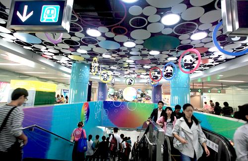 9月29日,北京地鐵4號線動物園站客流相對集中,乘客進出站秩序井然。 據(jù)悉,北京地鐵4號線9月28日運營首日客運總量即達到20多萬人次,總體運營秩序良好。北京地鐵4號線是貫穿北京南北的一條軌道交通干線,全長28.2公里,是北京市與香港地鐵公司共同出資建設(shè),也是目前內(nèi)地首條引入社會資本的軌道交通線路。地鐵4號線的最大看點之一是24個車站按照各自地理位置不同,設(shè)計風(fēng)格各有不同。例如圓明園站內(nèi)有圓明園遺址浮雕;國家圖書館站有《永樂大典》、《四庫全書》等浮雕;動物園站的卡通動物壁畫獨具特色。 新華社發(fā)(羅偉 攝)