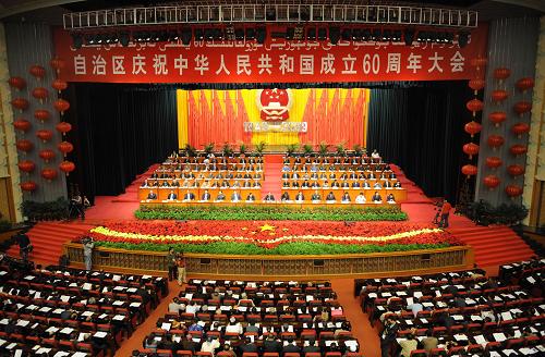 9月29日,來自新疆各行各業(yè)的先進工作者代表、老紅軍、老干部、勞動模范和各民主黨派、各族各界愛國人士近3000人在烏魯木齊市的新疆人民會堂隆重集會,熱烈慶祝新中國成立60周年及新疆和平解放60周年。 新華社記者 王菲 攝