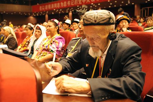 9月29日,來自新疆各行各業(yè)的先進工作者代表、老紅軍、老干部、勞動模范和各民主黨派、各族各界愛國人士近3000人在烏魯木齊市的新疆人民會堂隆重集會,熱烈慶祝新中國成立60周年及新疆和平解放60周年。 新華社記者 王菲 攝