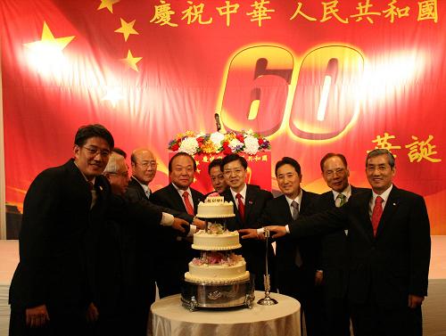 9月28日,中國駐韓國釜山總領(lǐng)事關(guān)華兵(右四)與嘉賓們在國慶招待會(huì)上切蛋糕。當(dāng)晚,中國駐韓國釜山總領(lǐng)事館舉行招待會(huì),慶祝中華人民共和國成立60周年。釜山市議會(huì)議長諸宗模等領(lǐng)區(qū)內(nèi)政治、經(jīng)濟(jì)、文化、教育、宗教各界知名人士,各國駐釜山使節(jié),中資機(jī)構(gòu)、華僑華人、留學(xué)生代表等300余人出席了招待會(huì)。 新華社發(fā)