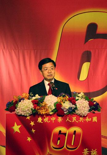 9月28日,中國駐韓國釜山總領(lǐng)事關(guān)華兵在國慶招待會(huì)上講話。當(dāng)晚,中國駐韓國釜山總領(lǐng)事館舉行招待會(huì),慶祝中華人民共和國成立60周年。釜山市議會(huì)議長諸宗模等領(lǐng)區(qū)內(nèi)政治、經(jīng)濟(jì)、文化、教育、宗教各界知名人士,各國駐釜山使節(jié),中資機(jī)構(gòu)、華僑華人、留學(xué)生代表等300余人出席了招待會(huì)。 新華社發(fā)