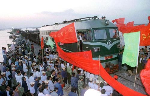 1998年夏,全國上下眾志成城,軍民干群團結(jié)一心,在中華大地譜寫了一出威武雄壯的抗洪壯歌。 這是1998年8月25日,經(jīng)哈爾濱鐵路局3000多名職工和沈陽軍區(qū)某舟橋團官兵10多個晝夜奮戰(zhàn),被嫩江洪水沖毀的哈爾濱至滿洲里鐵路昂昂溪至富拉爾基間278米路段被搶修開通,中斷14天的歐亞國際大通道恢復(fù)運營(資料照片)。 新華社發(fā)